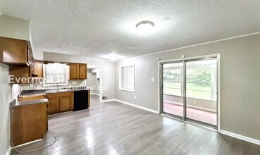 7031 Saddlebrook Dr in Millington, TN - Foto de edificio - Building Photo