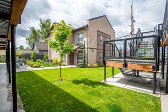 134 N 18th St in Saint Helens, OR - Foto de edificio - Building Photo