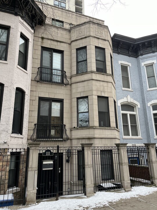 111 W Elm St in Chicago, IL - Building Photo