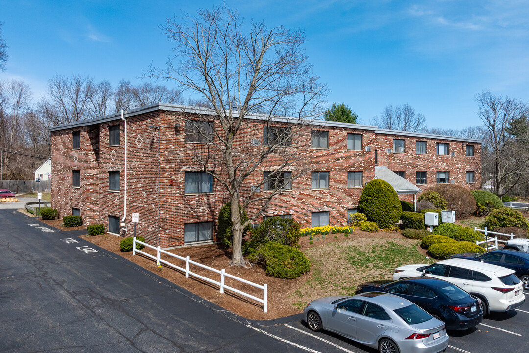 Milliken Hills Condominiums in Franklin, MA - Building Photo