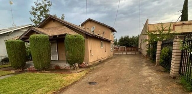 40553 Orosi Dr in Cutler, CA - Building Photo - Building Photo