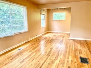 4310 SW Taylors Ferry Rd, Unit 2 in Portland, OR - Foto de edificio - Building Photo