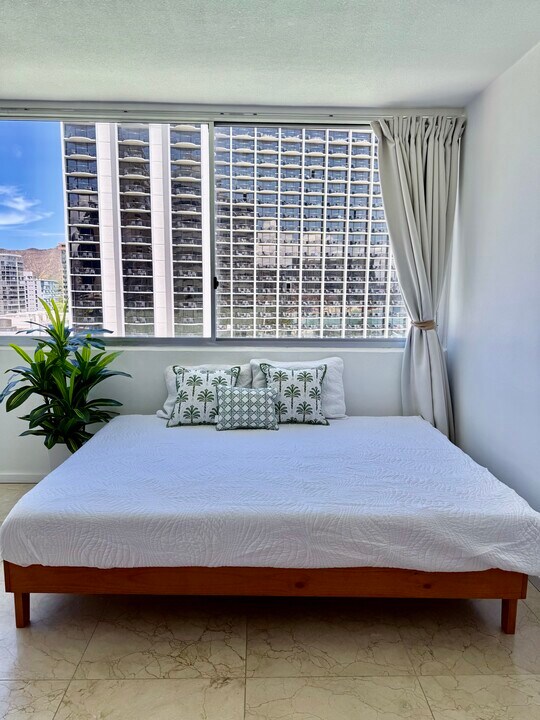 2500 Kalakaua Ave, Unit 1204 in Honolulu, HI - Building Photo