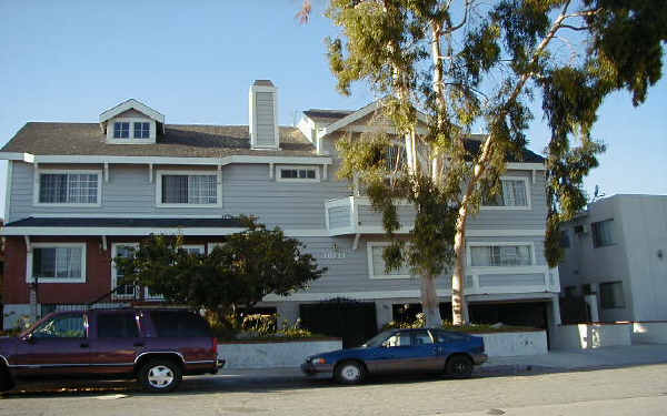 10721 Moorpark St in North Hollywood, CA - Foto de edificio - Building Photo