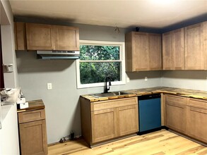 3742 Rockbridge Rd SW in Stone Mountain, GA - Building Photo - Building Photo