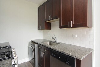 729 Saint Johns Ave, Unit J05W in Highland Park, IL - Building Photo - Building Photo