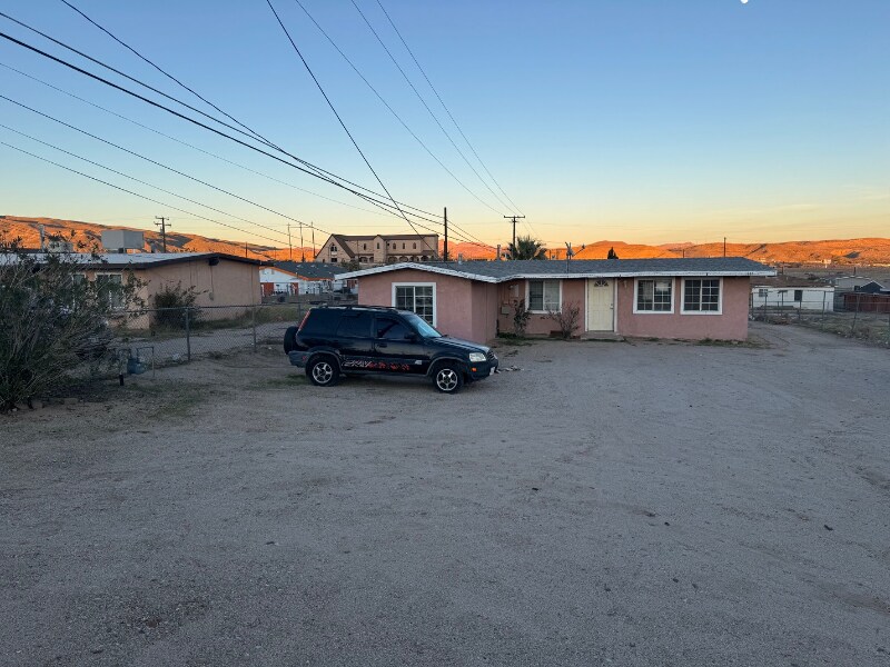 1385 Riverside Dr in Barstow, CA - Building Photo