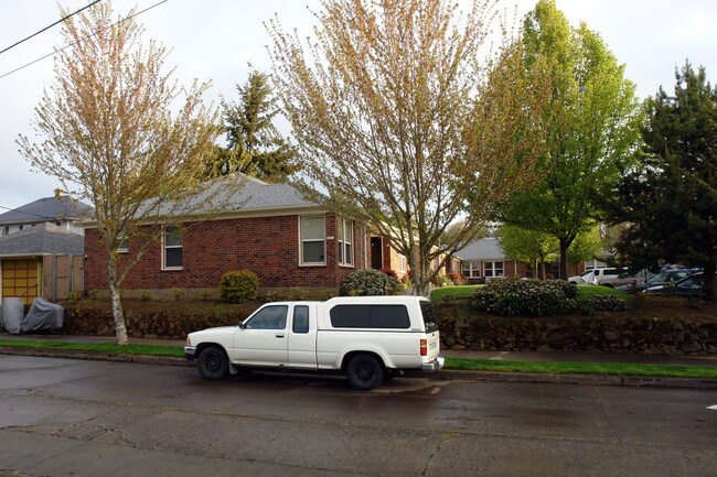 Irvington Court in Portland, OR - Foto de edificio - Building Photo