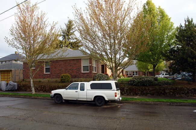 Irvington Court in Portland, OR - Building Photo - Building Photo