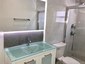 220 Meridian Ave in Miami Beach, FL - Building Photo - Building Photo