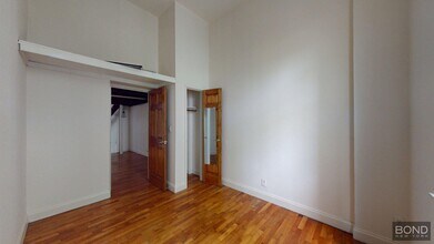 107 W 69th St in New York, NY - Building Photo - Building Photo