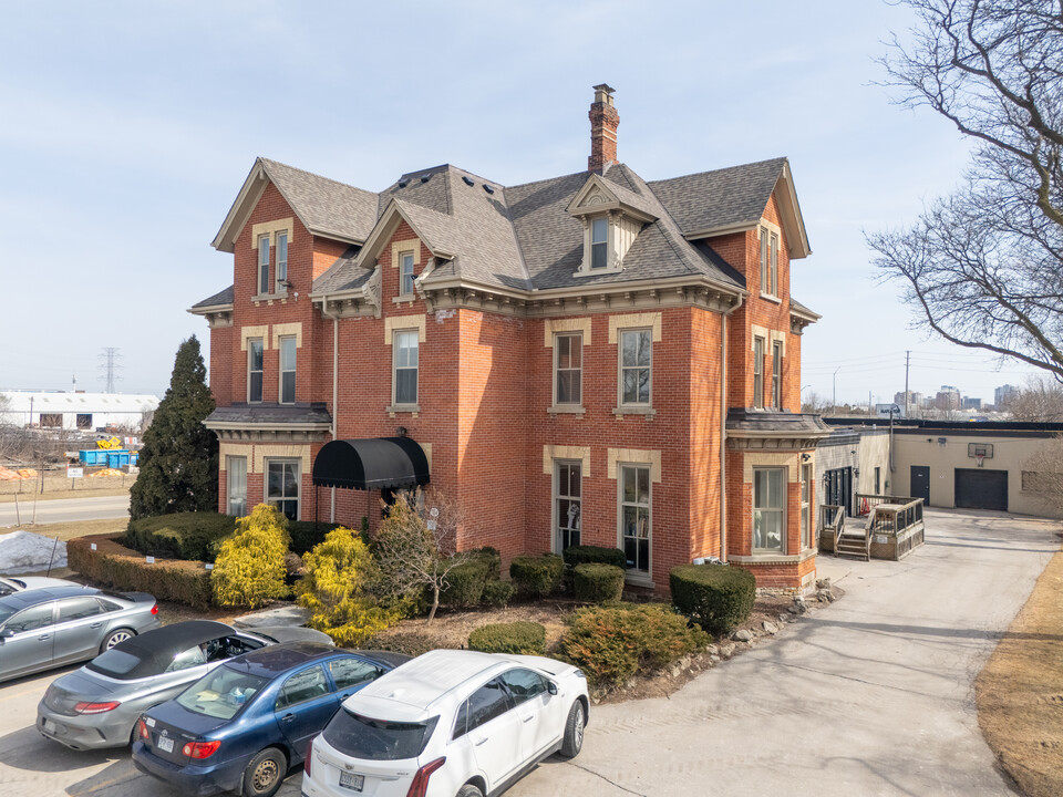 Paradigm Grande in Burlington, ON - Building Photo
