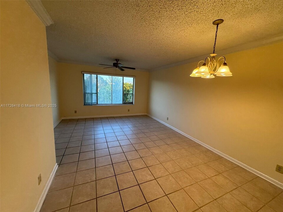 10007 Twin Lakes Dr in Coral Springs, FL - Building Photo