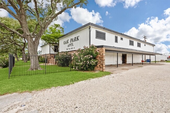 910 7th Ave N in Texas City, TX - Building Photo - Building Photo
