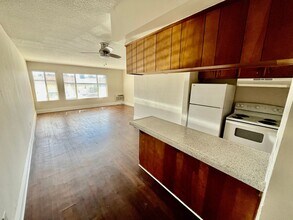 7555 Linda Vista Rd in San Diego, CA - Building Photo - Building Photo