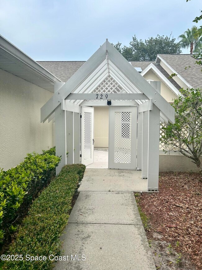 729 Kenwood Cir in Melbourne, FL - Building Photo - Building Photo