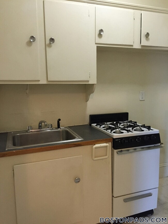 1334 Commonwealth Avenue, Unit 18 in Boston, MA - Foto de edificio - Building Photo