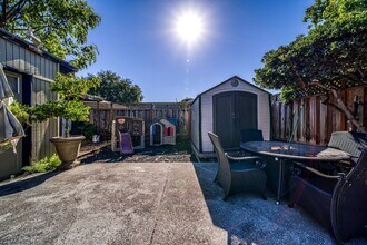 627 Hopkins Ave in Redwood City, CA - Building Photo - Building Photo