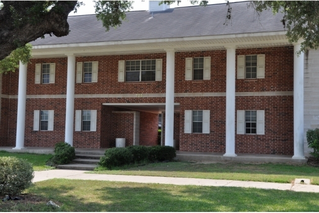 Colonial Manor Apartments in Yoakum, TX - Building Photo