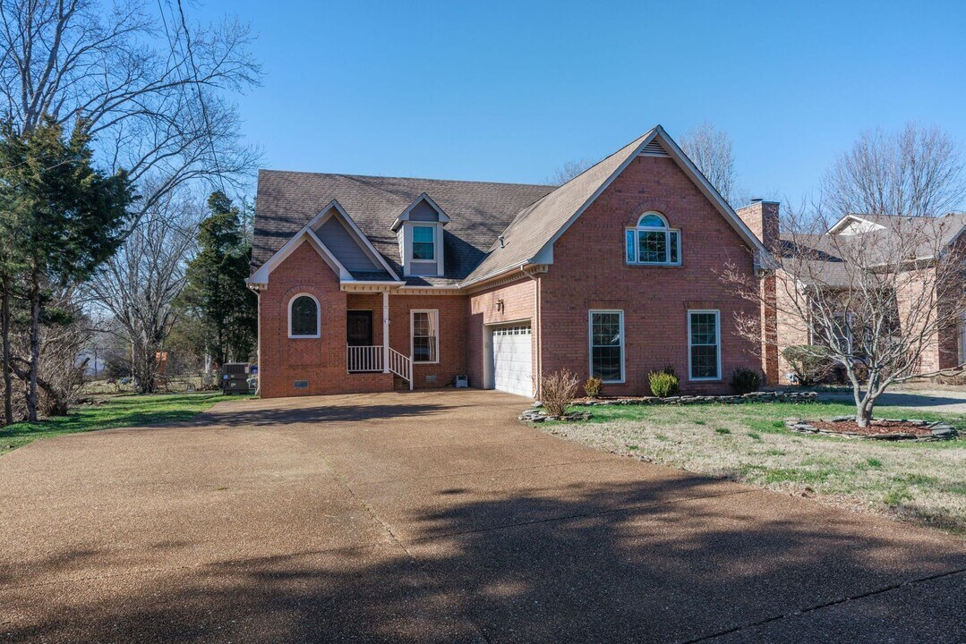 196 London Ln in Franklin, TN - Building Photo