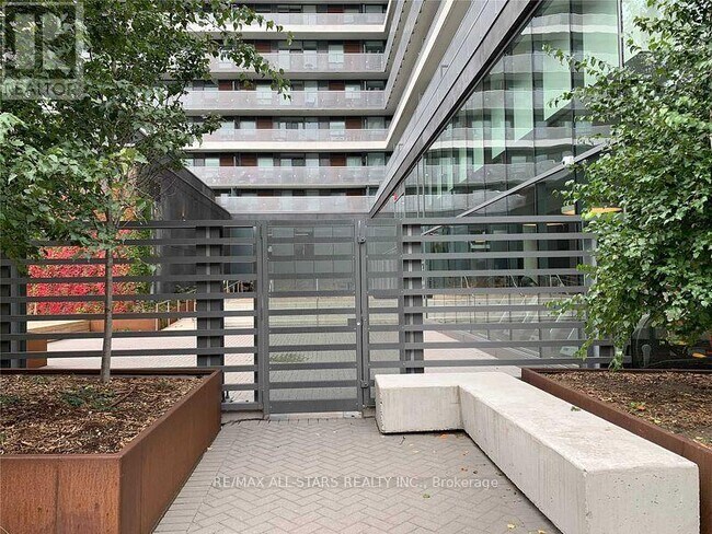 160 Flemington Rd in Toronto, ON - Building Photo - Building Photo