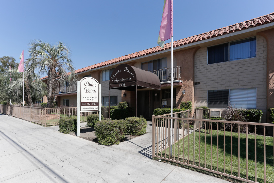 Studio Pointe Apartments in North Hollywood, CA - Building Photo