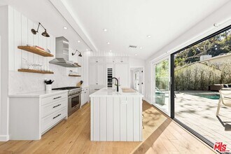 2245 Canyon Dr in Los Angeles, CA - Building Photo - Building Photo