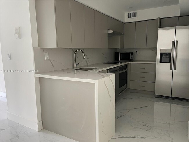 16465 NE 22nd Ave, Unit 203 in North Miami Beach, FL - Building Photo - Building Photo