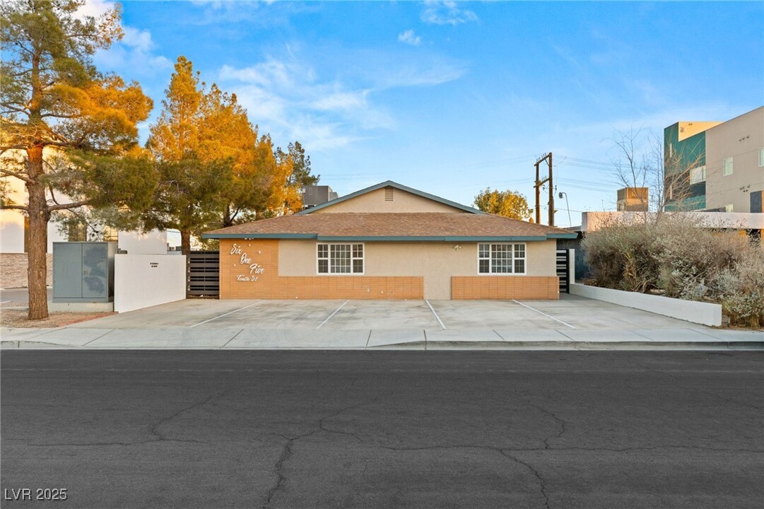 615 S 10th St in Las Vegas, NV - Foto de edificio
