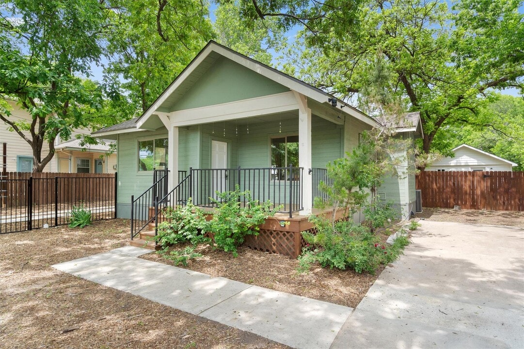 500 Capitol Dr in Austin, TX - Building Photo