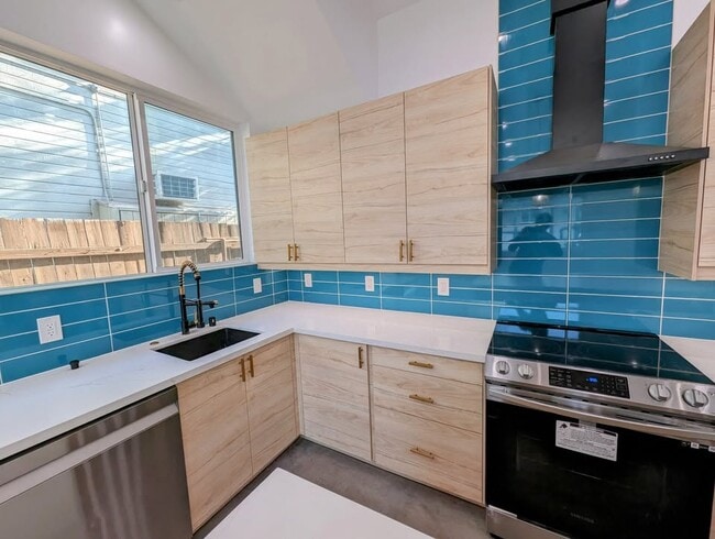 720 San Pascual Ave in Los Angeles, CA - Foto de edificio - Building Photo