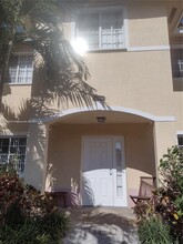 2066 NE 167th St in North Miami Beach, FL - Foto de edificio - Building Photo