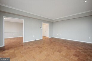 10401 Grosvenor Pl in Rockville, MD - Building Photo