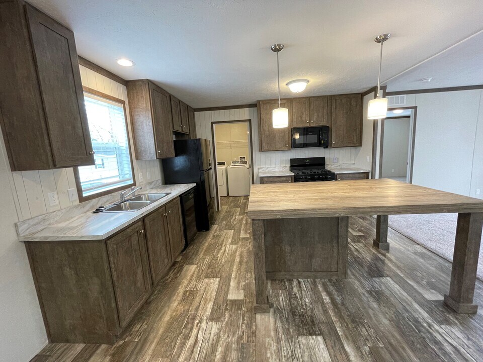 194 Apollo Ave in Flushing, MI - Building Photo