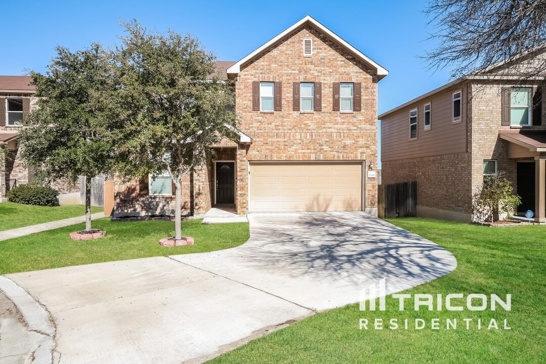 1306 Hawk Ct in San Antonio, TX - Foto de edificio