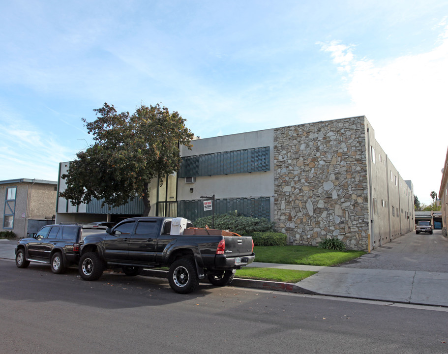 Cohasset Park Apartments in Canoga Park, CA - Building Photo