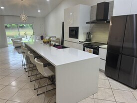 2002 Andromeda Ln in Weston, FL - Building Photo
