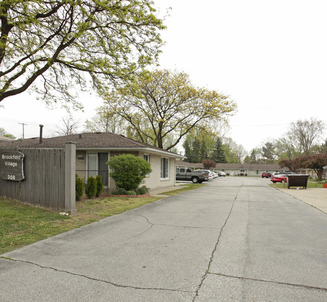 Brookfield Village in Clawson, MI - Building Photo - Building Photo