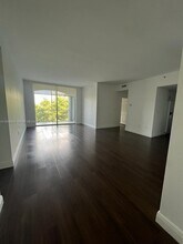 9725 NW 52nd St in Doral, FL - Foto de edificio - Building Photo