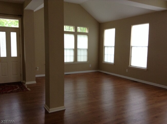 48 Landau Rd in Bernards, NJ - Foto de edificio - Building Photo