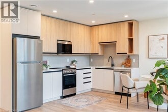 4390 Hillview Dr in Beamsville, ON - Building Photo - Building Photo