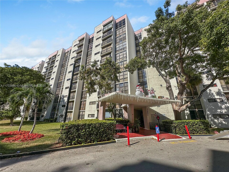 17021 N Bay Rd in Sunny Isles Beach, FL - Building Photo