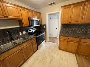 5247 Cleveland Rd in Jacksonville, FL - Foto de edificio - Building Photo