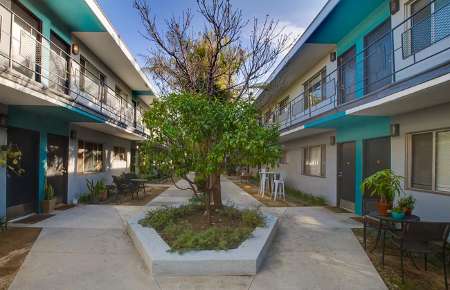 2727 Abbot Kinney Blvd in Venice, CA - Foto de edificio - Building Photo