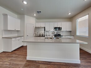 6135 Theodore St in North Las Vegas, NV - Foto de edificio - Building Photo