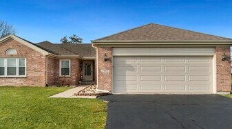 1919 Cloverdale Way in Belvidere, IL - Building Photo