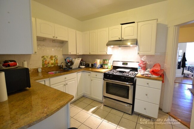 338 Saint Paul St, Unit 3 in Brookline, MA - Building Photo - Building Photo