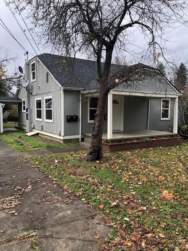 property at 412 W Umpqua St