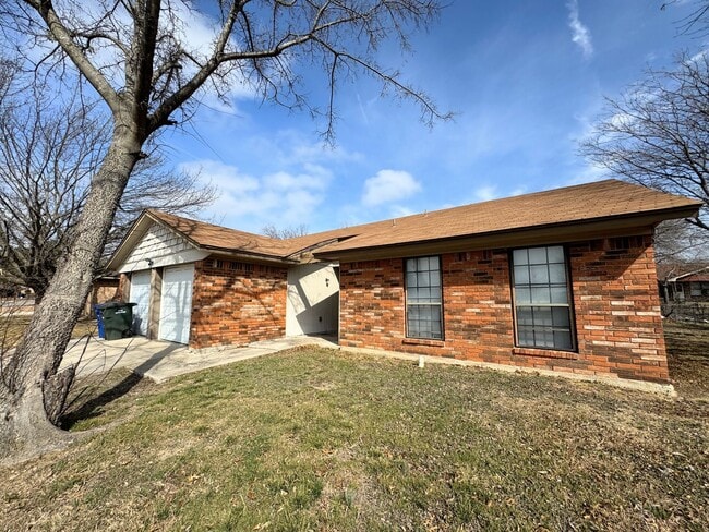 207 E Hogan Dr in Copperas Cove, TX - Building Photo - Building Photo