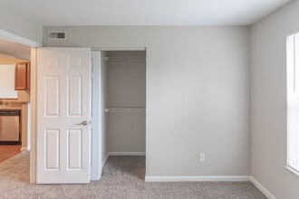 Sky Harbor Apartments in Burlington, KY - Foto de edificio - Interior Photo